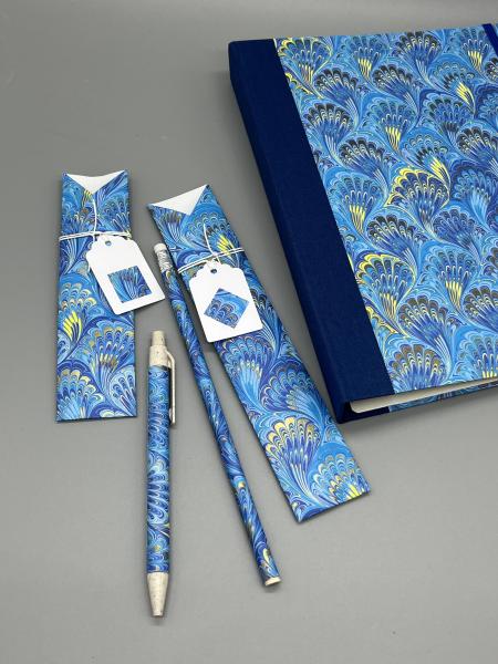 Buch A5 Leinenrücken Stifte Kugelschreiber Bleistift blau
